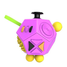 Fidget Cube pentagone noir avec roulettes, boutons et surfaces en relief pour une stimulation sensorielle et anti-stress.