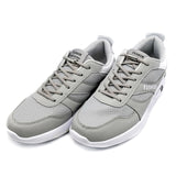 Paire de baskets grises équipées de lacets élastiques avec embouts métalliques, pour un ajustement pratique et sans nœud