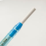 Gros plan sur l’embout gomme blanc d’un stylo gomme bleu