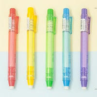 Cinq stylos gomme multicolores alignés : rouge, jaune, vert, bleu et violet
