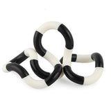 Tortillon de manipulation en noir et blanc, pouvant se tordre et s’entrelacer pour un usage sensoriel