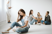 Personne autiste se sentant décalée au sein d'un groupe
