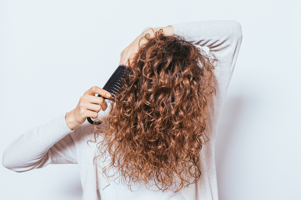 Cheveux rebelles et cuir chevelu sensible : comment éviter la douleur en se brossant les cheveux ?