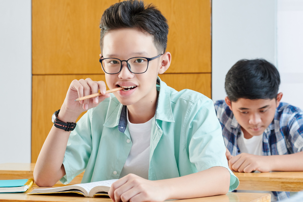 Comment éviter que mon enfant autiste ne mâche ses vêtements ou ses crayons ?