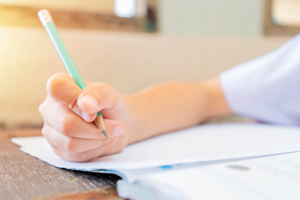 Mon enfant tient mal son crayon : comment l’aider avec un guide doigt ludique ?