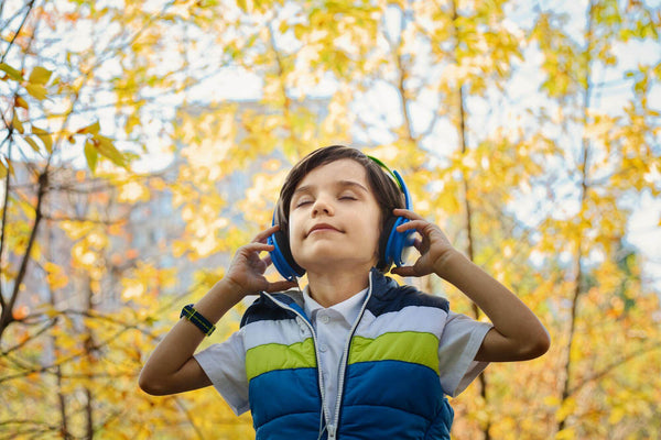 Enfant autiste portant un casque anti-bruit
