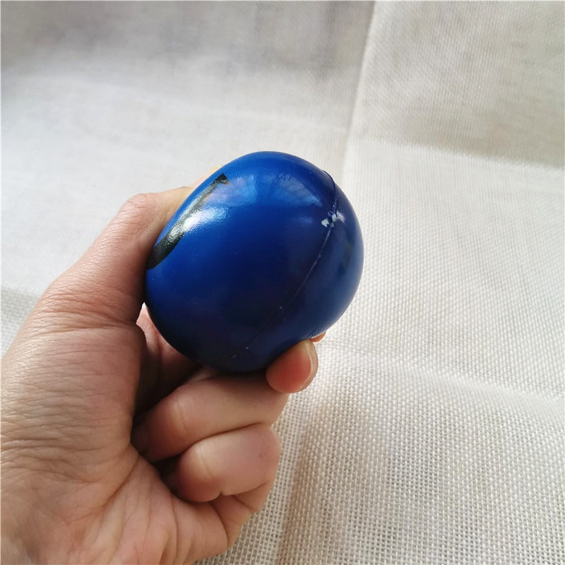 Balle anti-stress Smiley bleue pressée dans la main, mousse souple qui se déforme