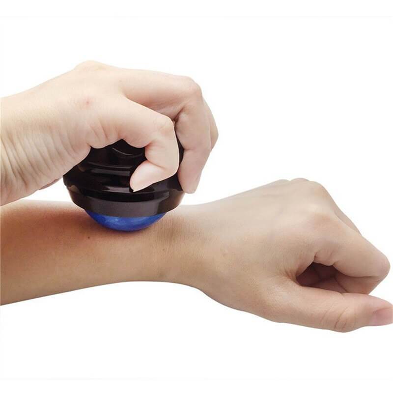 Boule de massage passée sur l'avant-bras pour un auto-massage