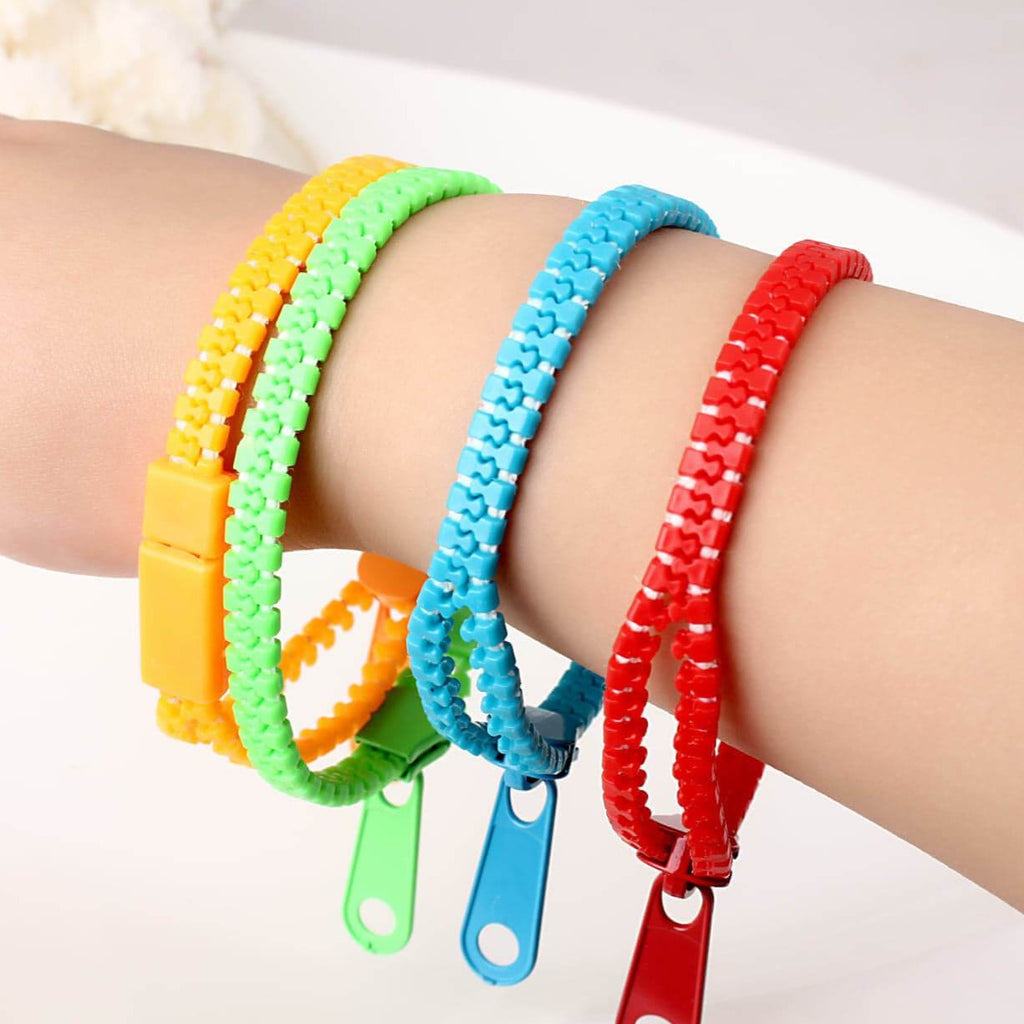 Bracelets à tirette multicolores portés au poignet d'un enfant, fidget sensoriel discret