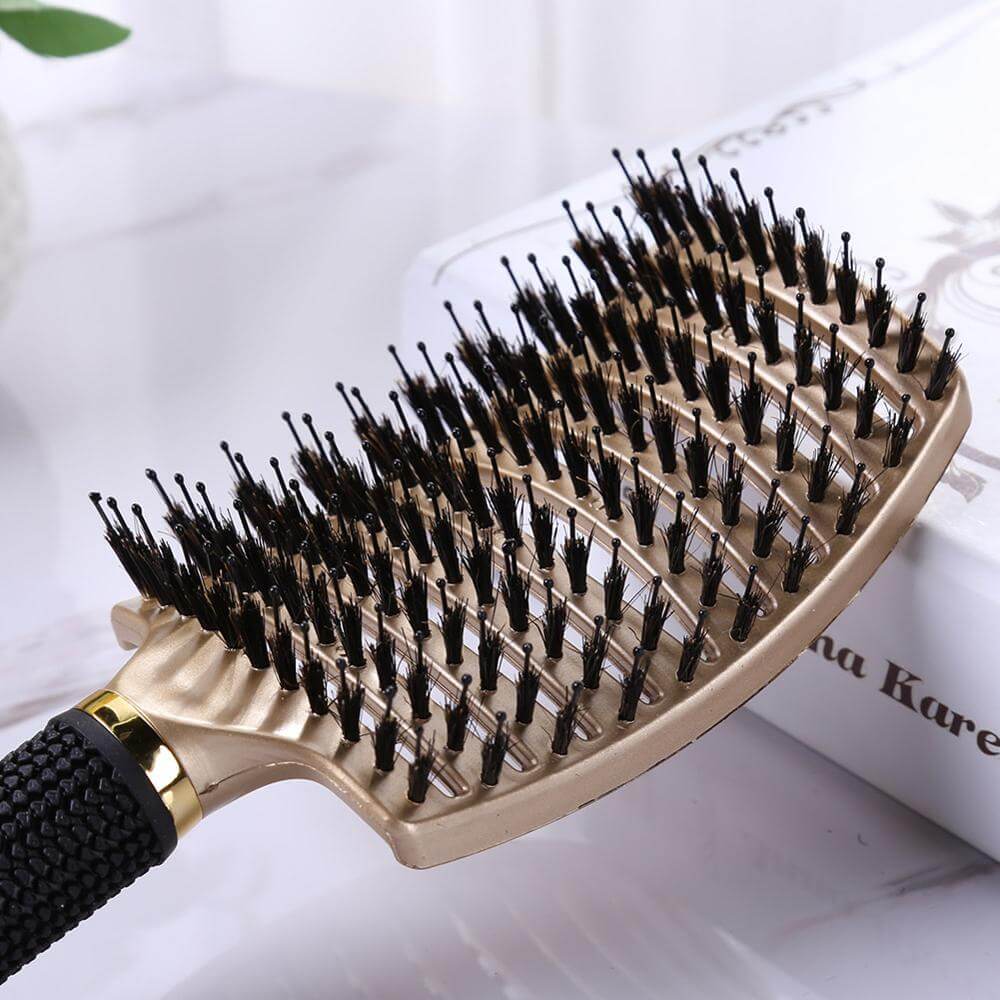 Gros plan sur les poils souples en nylon de la brosse à cheveux, pour un démêlage en douceur