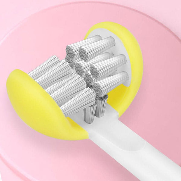 Gros plan sur la tête de la brosse à dents manuelle 3D pour enfant, avec trois côtés et des poils doux pour un nettoyage complet et délicat.