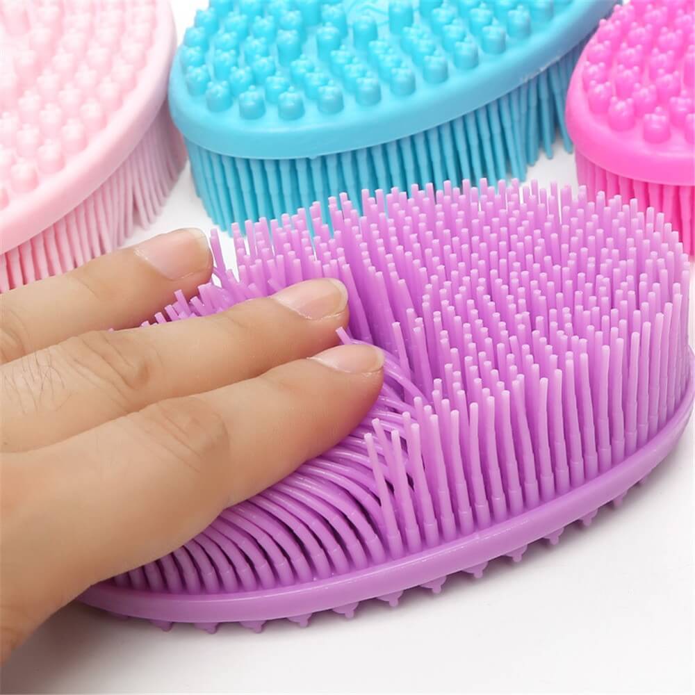 Main appuyant sur les picots souples d'une brosse sensorielle en silicone