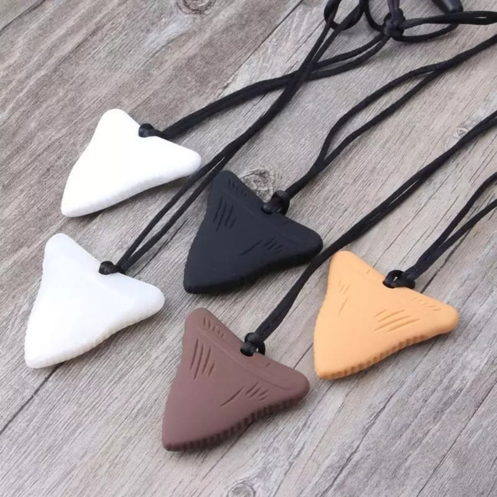 Collier à mâcher en forme de dent de requin en silicone alimentaire, avec cordon à clip de sécurité