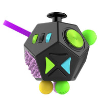 Fidget Cube pentagone noir avec roulettes, boutons et surfaces en relief pour une stimulation sensorielle et anti-stress.