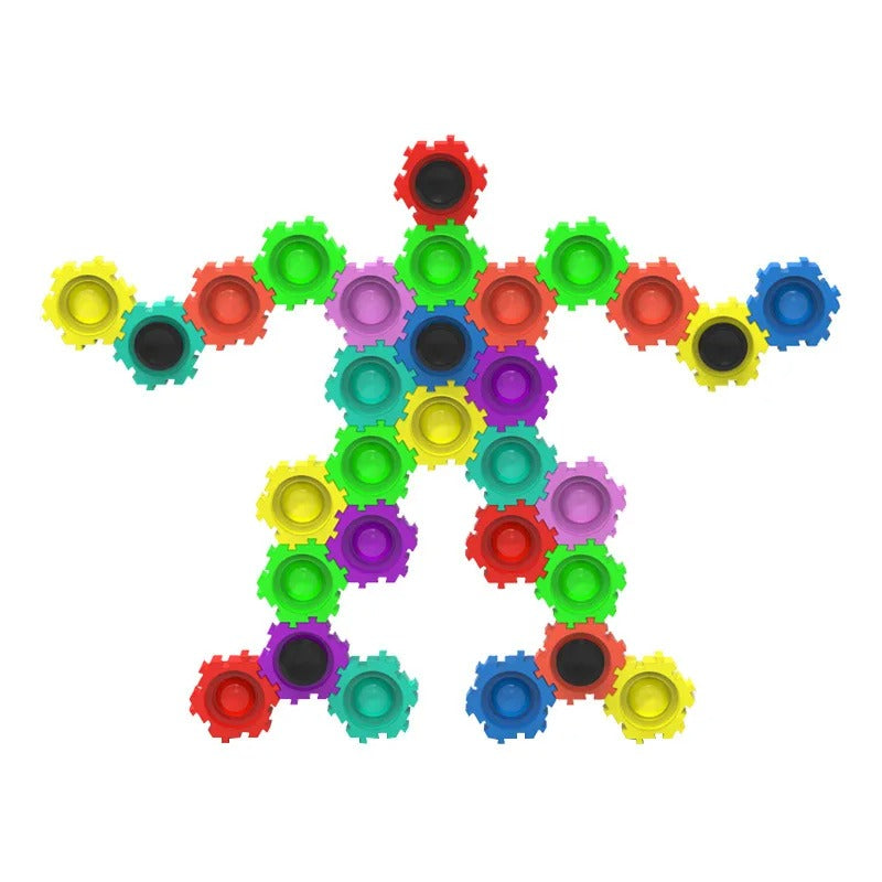 Grande construction réalisée en assemblant plusieurs blocs fidget pop it et spinner colorés