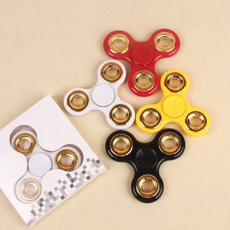 Hand spinner fidget en rotation dans la main d'un enfant autiste