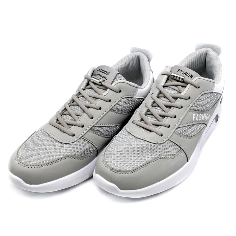 Paire de baskets équipées de lacets élastiques gris à embouts métalliques, laçage sans nœud