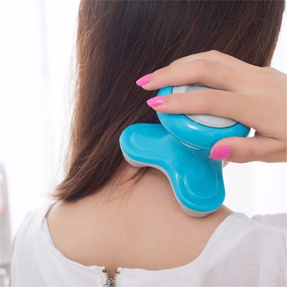 Masseur vibrant bleu appliqué sur la nuque pour relâcher les tensions