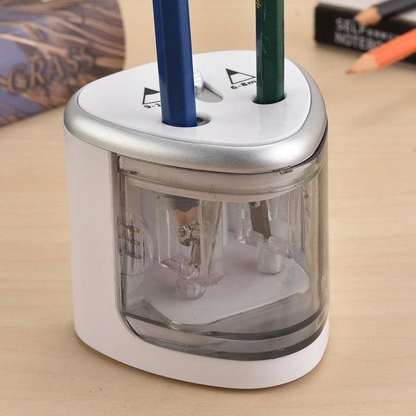 Taille-crayon électrique blanc en démonstration, avec deux crayons insérés simultanément