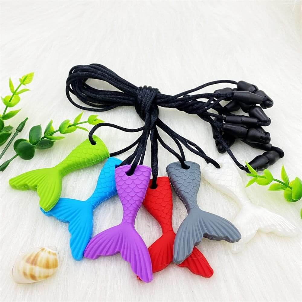 Collier à mâchouiller queue de poisson en silicone alimentaire avec cordon à clip de sécurité
