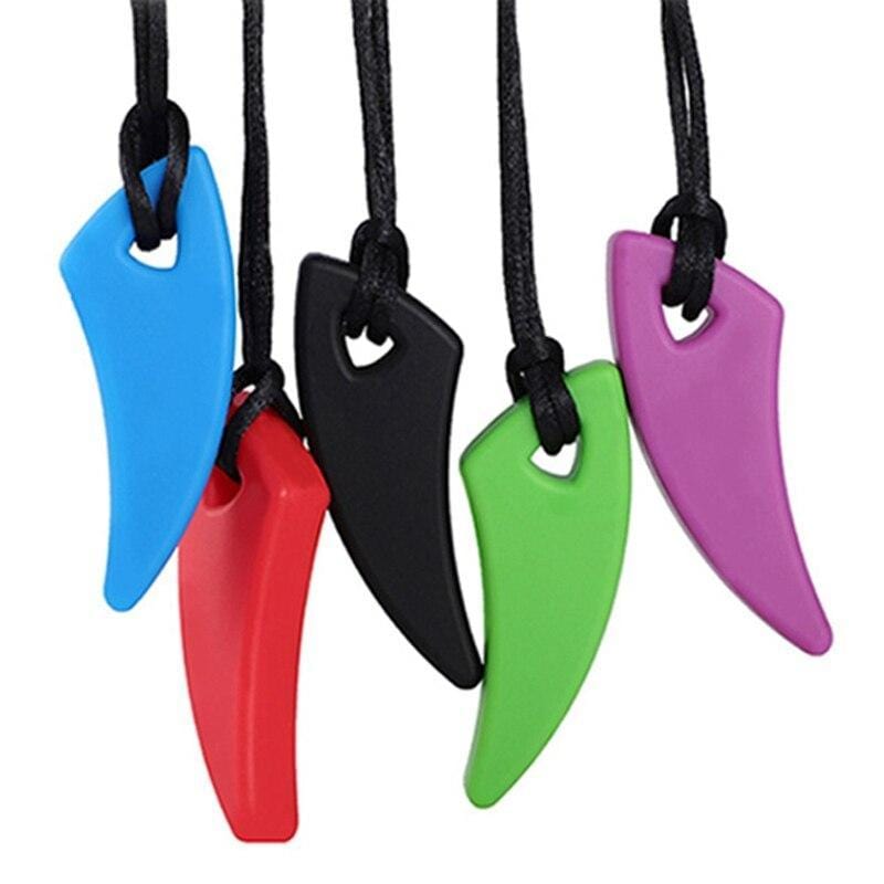 Collier à mâchouiller TDAH dent de loup en silicone alimentaire, coloris noir, bleu, rouge et vert