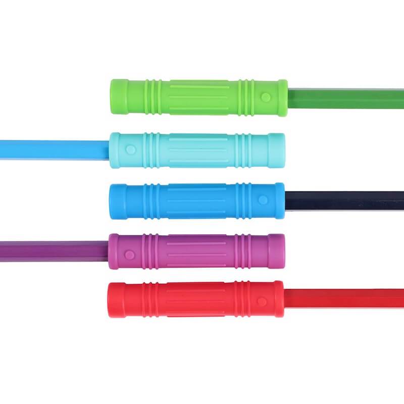 Embout stylo à mordiller sabre en silicone alimentaire, fixé au bout d'un crayon
