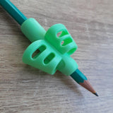 guide doigts sur crayon