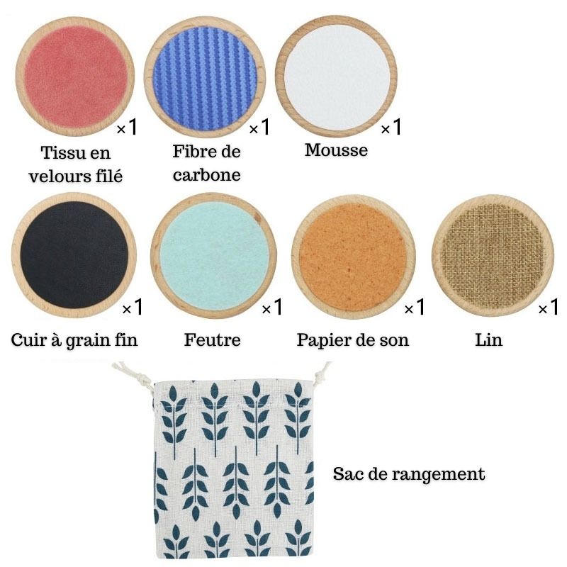 Enfant explorant les textures des pads sensoriels en bois Montessori